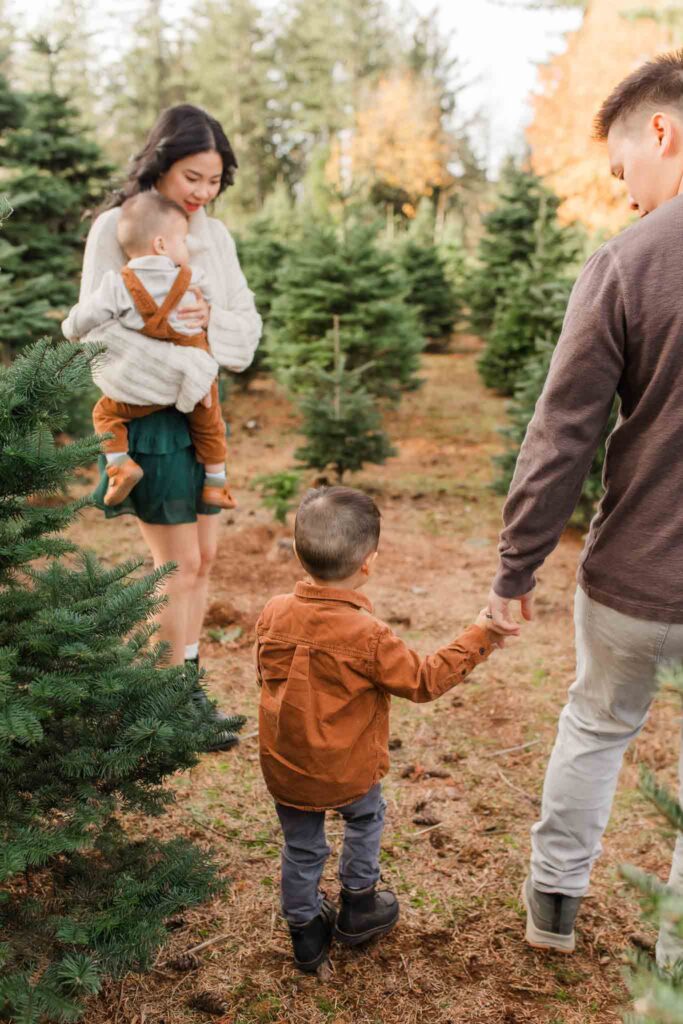 Christmas Tree Farm Mini Sessions in Washougal, WA: Cozy, Candid Family Holiday Photos at Farrell Farms