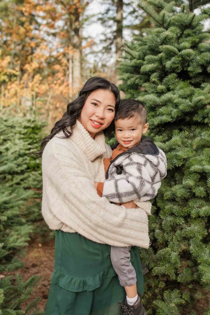 Christmas Tree Farm Mini Sessions in Washougal, WA: Cozy, Candid Family Holiday Photos at Farrell Farms
