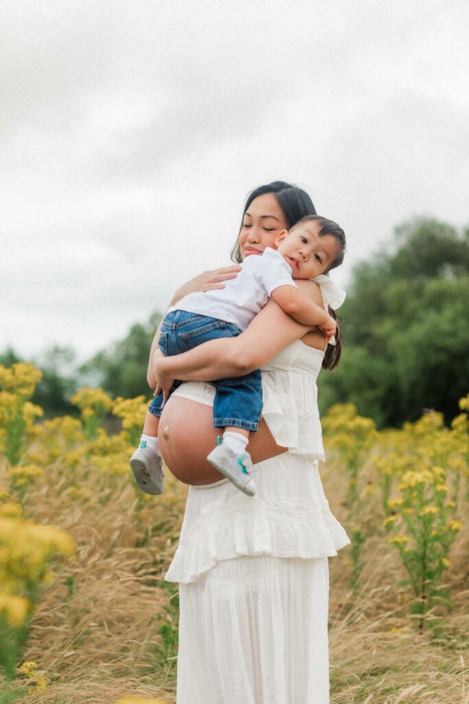 maternity photos with toddler pose ideas